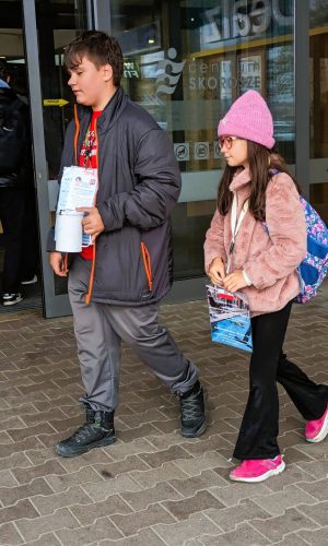 Wolontariusze Ela i Jarek podczas zbiórki